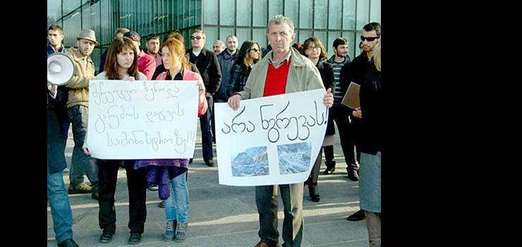 Residents of the Kazbegi region protest the construction of the Dariali HPP at the Ministry of Energy in Tbilisi.