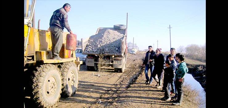 Community residents in Yukhary Aran in Beylagan are involved to the implementation of Inter-Community Road Rehabilitation project funded by Social Development Fund of IDPs